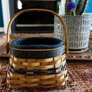 Longaberger 2003 Collector's Club
Renewal Basket